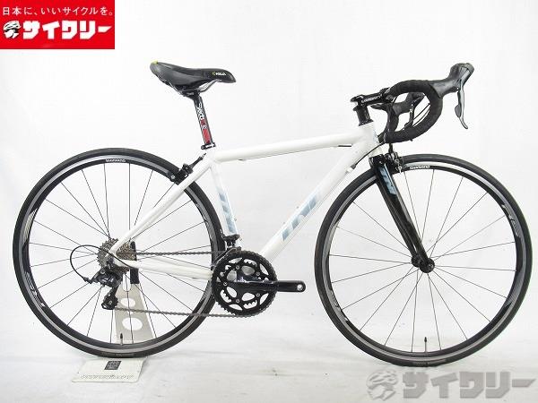 製品情報カテゴリ完成車 ロードバイク ロードバイク メーカーTNI年式-色ホワイト状態ランクC(少々キズあり)送料サイズ大型サイズメーカーサイズ：XS適応身長：トップチューブ長：500mm（水平換算）シートチューブ長：440mmヘッドチューブ長：100mmクランク長：170mmステム長：80mmパーツフレーム材質：アルミフォーク材質：カーボンホイール：シマノ　WH-RS010タイヤ：ブリヂストン　DISTANZA　700×25cメインコンポ：シマノ　SORA（3500系）ステム：デダ　ZERO1ハンドル：デダ　RHM01シートポスト：デダ　RSX02サドル：ベロ状態コメント中古商品でございます。使用に伴う傷や擦れ、くすみ、一部剥離がございます。サドル表面に割れがございますので、交換をお勧めいたします。フロントディレイラーのワイヤー締め付け部のボルト＆ワッシャーは純正ではございません。ブレーキ・変速動作は確認済みですが、ブレーキシューに割れが確認できますので、交換をお勧めいたします。※ペダルは付属しませんので、別途ご用意くださいませ。/のどちらかは不明でございます。※梱包の際には、7部組程度まで分解しますので、予めご了承くださいませ。その他【参考価格】41、800円（MK2/3フレーム価格）、約40、000円（コンポ類）、14、187円（ホイール価格）