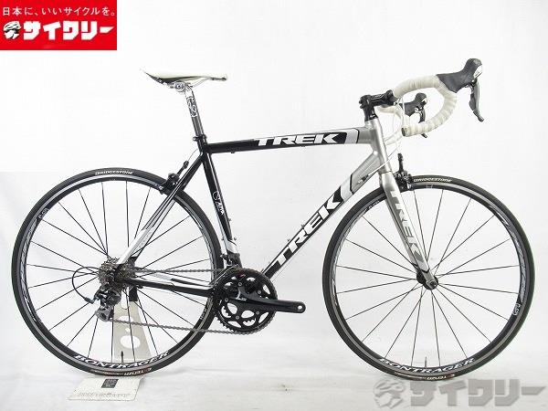 製品情報カテゴリ完成車 ロードバイク ロードバイク メーカートレック年式2011色ブラック/シルバー状態ランクC(少々キズあり)送料サイズ大型サイズメーカーサイズ：56適応身長：178〜185cmトップチューブ長：560mm（水平換算）シートチューブ長：533mmヘッドチューブ長：170mmクランク長：172.5mmステム長：80mmハンドル幅：420mm（芯芯/エンド部）パーツフレーム材質：Alpha Black Aluminumフォーク材質：Bontrager Race　カーボンホイール：Bontrager　Raceタイヤ：ブリヂストン　EXTENZA　RRX2　700×23Cメインコンポ：シマノ　105（5700系）　2×10S　50/34T　172.5mmステム：純正ハンドル：純正シートポスト：純正サドル：純正状態コメント中古商品でございます。使用に伴う傷や擦れ、くすみがございます。フォーククラウンレース付近にグリス焼けが若干見受けられます。ブレーキ・変速動作は確認済みでございます。※ペダルは付属しませんので、別途ご用意くださいませ。※梱包の際には、7部組程度まで分解しますので、予めご了承くださいませ。その他【参考価格】185、000円【TREK】