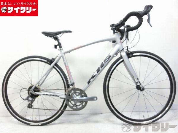 製品情報カテゴリ完成車 ロードバイク ロードバイク メーカーKHS年式2015色シルバー状態ランクB(ほぼ無傷)送料サイズ大型サイズメーカーサイズ：52トップチューブ長：530mm（ホリゾンタル換算シートチューブ長：490mm（BBセンターからクランプトップまでヘッドチューブ長：175mmクランク長：170mmステム長：90mmハンドル幅：420mmパーツフレーム材質：Alloy 6061 フォーク材質：Alloy 6061 ホイール：Weinmann ZAC1800タイヤ：CST C740 700X28Cシフター：シマノ Claris ST-2400 2×8sフロントディレイラー：シマノ Clarisリアディレイラー：シマノ Claris RD-2400 8sクランク：シマノ Claris FC-2450スプロケット：シマノ CS-HG50ブレーキ：テクトロ サイドプルステム：アルミ ブラックハンドル：アルミ ブラックシートポスト：KHS アルミ ブラックサドル：KHS状態コメント未使用品です。メーカー保証等ございません。未使用ですが、保管状態により、若干の擦れ傷等ございます。クランク左アームに線傷がございます。その他参考価格：＄649-