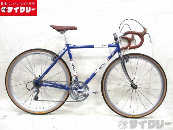 製品情報カテゴリ完成車 ロードバイク ロードバイク メーカージオス年式2010色ジオスブルー状態ランクD(年式相応のキズあり)送料サイズ大型サイズトップチューブ長：520シートチューブ長：500ヘッドチューブ長：90クランク長：170ステム長：100ハンドル幅：400パーツフレーム材質：クロモリフォーク材質：クロモリホイール：シマノWH-R501/622x15cタイヤ：パナレーサー 700x32cシフター：Wレバー/SL-7900フロントディレイラー：シマノFD-4603リアディレイラー：シマノRD-4601クランク：ノーブランドOEM/50-39-30Tスプロケット：シマノCS-HG500-10/12-28Tブレーキレバー：グランコンペブレーキ：シマノBR−CX50ステム：RIZING COBRA STEMハンドル：不明シートポスト：不明サドル：不明状態コメント中古品でございます。フレームには多数の傷、タッチアップの後がございます。全体的にアルミパーツには白サビがございます。（ステム、クランク、リム等）ワイヤー類は交換、調整済み。※ペダルは付属しません。※配送の場合、ハンドル、サドル、前輪を外して梱包いたします。その他2017年ロードモデル\102、000-GIOS