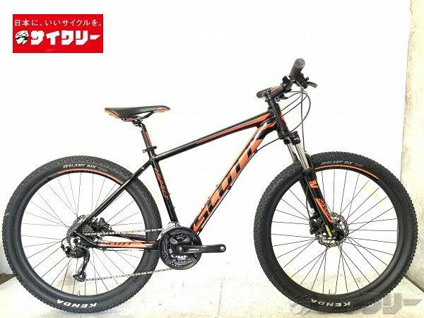 製品情報カテゴリ完成車 MTB コンフォート メーカースコット年式2019色ブラック/オレンジ状態ランクC(少々キズあり)送料サイズ大型サイズメーカーサイズ：Mトップチューブ長：約560mm(実測）シートチューブ長：約445mm（シートクランプ上部-BB中心実測）ヘッドチューブ長：約110mm(実測）クランク長：175mmステム長：80mmハンドル幅：約695mm(実測）パーツフレーム材質：アルミフロントサスペンション：SRサンツアー XCT 27.5ホイール：シンクロス X20 27.5 584×19タイヤ：ケンダ SLANT SIX 27.5×2.35 650×60Bシフター：シマノ ST-EF505 3×8sフロントディレイラー：シマノ Tourney FD-TY700リアディレイラー：シマノ ALTUS RD-M2000クランク：シマノ FC-TY501スプロケット：シマノ CS-HG31-8 8sブレーキ：シマノ BR-M315ディスクローター：シマノ SM-RT10-S 160mm/センターロックステム：シンクロス M3.0ハンドル：シンクロス M3.0シートポスト：シンクロスサドル：シンクロス M3.0 スチールレール状態コメント中古商品でございます。使用に伴う傷、汚れ、使用感がございます。シート、チェーンステイに削れがございます。サスペンションに削れがございます。デカールにも剥がれがございます。クランクに削れがございます。フロントホイールに3mm程の横振れが見られます。※変速調整済みでございます。※現状ブレーキ動作確認済みでございます。内部のオイル残量は不明になります。※サスペンションのロックアウト機能は正常に動作しております。※ペダルは付属致しません。画像に写っているもので全てになります。※発送梱包の際にはサイズの関係上、7分程度まで分解します。その他【参考価格】74、800円【SCOTT】