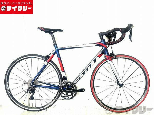製品情報カテゴリ完成車 ロードバイク ロードバイク メーカースコット年式2015色ブルー/ホワイト/レッド状態ランクD(年式相応のキズあり)送料サイズ大型サイズメーカーサイズ：M ( 適正身長170-180cm )トップチューブ長：545mmシートチューブ長：540mmヘッドチューブ長：155mmクランク長：172.5mmステム長：100mmハンドル幅：約420mm（エンドC-C実測）パーツフレーム材質：アルミフォーク材質：CARBON/ALホイール：シマノ WH-RS100 622×17Fタイヤ：ミシュラン LITHION.3 700×23CRタイヤ：コンチネンタル ULTRASPORT 700×23Cシフター：シマノ 105 ST-5800 2×11sフロントディレイラー：シマノ 105 FD-5800リアディレイラー：シマノ 105 RD-5800 GSクランク：シマノ FC-RS500 11s 11-32Tスプロケット：シマノ 105 CS-5800 11s 11-32Tブレーキ：シマノ 105 BR-5800ステム：シンクロス FL2.0ハンドル：シンクロス RR2.0シートポスト：シンクロス RR1.4 CARBONサドル：シンクロス スチールレール状態コメント中古商品でございます。使用に伴う傷、汚れ、使用感がございます。フレーム・フォークにスレ傷・塗装傷箇所、フレームボルト付近に錆・腐食箇所がみられます。左シフターに空打ちの症状がございます。シフターに削れ・錆、ブラケットカバーに破れ・べたつき・劣化がございます。リアディレイラーに削れ、フロントディレイラーに錆がみられます。サドルに色褪せ、シートポストに取付傷がみられます。ボルト類に錆がございます。タイヤが前後で異なります。フレームのデカールにひび割れ、黄ばみがございます。写真掲載品で全てになります。※変速、ブレーキ調整済みでございます。※ペダルは付属致しません。写真掲載品で全てになります。※発送梱包の際にはサイズの関係上、7分程度まで分解します。その他【参考価格】167、400円【SCOTT】