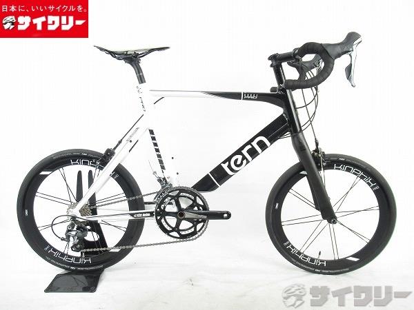 製品情報カテゴリ完成車 小径車（ミニベロ） 折り畳機構なし メーカーターン年式2018色ブラック/ホワイト状態ランクC(少々キズあり)送料サイズ大型サイズメーカーサイズ：520適応身長：170〜180cmシートチューブ長：520mm（BBセンター〜シートチューブ上面まで実測）トップチューブ長：540mm（芯芯実測）クランク長：170mmステム長：85mm（実測）パーツフレーム材質：Tern x Kitt design Alloy Aero-smooth welded frame、 cable internalフォーク材質：Tern x Kitt design SMI 368 FULL Carbon、 Aero-straight fork / 3K mattホイール：Kinetix Pro Deep dish 451、 40mm Heightタイヤ：Schwalbe Durano、 451、 20×1-1/8メインコンポ：シマノ　Tiagra（4700系）　2×10Sクランク：FSAブレーキ：Alloy Forged Caliper Brakeステム：純正ハンドル：純正シートポスト：純正サドル：純正状態コメント中古商品でございます。使用に伴う傷や擦れがございます。ブレーキ・変速動作は確認済みでございます。（リアブレーキが重めです。）※ペダルは付属しませんので、別途ご用意くださいませ。※梱包の際には、7部組程度まで分解しますので、予めご了承くださいませ。その他【参考価格】174、900円【TERN】