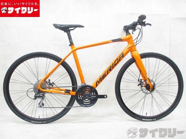 製品情報カテゴリ完成車 クロスバイク クロスバイク メーカーメリダ年式2021色オレンジ/ブラック状態ランクD(年式相応のキズあり)送料サイズ大型サイズメーカーサイズ：トップチューブ長：560mm（ホリゾンタル換算）シートチューブ長：500mmヘッドチューブ長：160mmクランク長：170mmステム長：90mmハンドル幅：580mmパーツフレーム材質：Gran Speed LITEフォーク材質：Gran Speed CFホイール：MERIDA COMP DISC 622x17cタイヤ：マキシス DETONATOTR 700x32cシフター：シマノ ST-EF500 3x8sフロントディレイラー：シマノ FD-TY710 Tourneyリアディレイラー：シマノ RD-M360 Aceraクランク：シマノ FC-TY301 170mm 48-38-28Tスプロケット：サンレース 8s 11-32Tブレーキ：Promax MTD-3.0 メカニカルディスクステム：純正ハンドル：純正シートポスト：純正サドル：純正状態コメントトップチューブ、シートチューブにうっすらステッカー跡がございます。ヘッドチューブ〜ダウンチューブ付近に小さな塗料ヒビが見受けられます。シフターインジカバーに黄ばみがございます。所々にスレが生じております。チェーンは新品へ交換済みです。※ペダルは付属しません。※変速、ブレーキ調整済みですが、フロントシフトがケーブルの取り回しの都合上、重いです。その他【参考価格】87、890円MERIDA