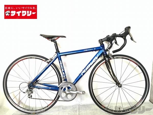 製品情報カテゴリ完成車 ロードバイク ロードバイク メーカーリドレー年式2008色ブルー状態ランクD(年式相応のキズあり)送料サイズ大型サイズメーカーサイズ：XXSトップチューブ長：510mm(ホリゾンタル換算C-C実測)シートチューブ長：460mm(シートクランプ上部からBB中心実測)ヘッドチューブ長：110mmクランク長：170mmステム長：90mmハンドル幅：400mmパーツフレーム材質：アルミフォーク材質：カーボンホイール：フルクラム CEX6.5タイヤ：マビック YKSION PROシフター：シマノ ST-4500 Tiagraフロントディレイラー：シマノ FD-4500 Tiagraリアディレイラー：シマノ RD-4500 Tiagraクランク：シマノ FC-4650 Tiagraスプロケット：シマノ CS-HG50-9ブレーキ：シマノ BR-4500 Tiagraステム：リッチーハンドル：リッチーシートポスト：アンカーサドル：プロロゴ NAGO EVO TR状態コメント中古商品でございます。使用に伴う傷、汚れ、使用感がございます。フレーム、フォークに色褪せがございます。フォークに塗装の剥がれ、傷がございます。ヘッドチューブ、ステーに塗装の剥がれがございます。シフターのネームプレート部に塗装の剥がれ、削れが目立ちます。リアディレイラーに塗装の剥がれがございます。シフターのブラケットカバーに劣化、破れがございます。サドルに汚れ、剥がれが目立ちます。ボルト各所、チェーンに錆がございます。バーテープは巻かれておりません。フレームボルト(ボトルケージ等取付るボルト)が欠品しております。※変速、ブレーキ調整済みでございます。※ペダルは付属致しません。※発送梱包の際にはサイズの関係上、7分程度まで分解します。その他参考価格：\149、000【RIDLEY】