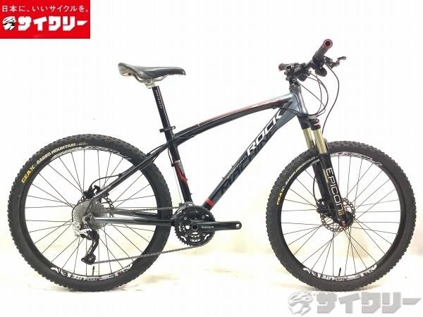 製品情報カテゴリ完成車 MTB クロスカントリー メーカーロックマシン年式2011色ブラック/レッド状態ランクD(年式相応のキズあり)送料サイズ大型サイズメーカーサイズ：16.5トップチューブ長：580シートチューブ長：425ヘッドチューブ長：120クランク長：175ステム長：55ハンドル幅：580パーツフレーム材質：アルミフロントサスペンション：SRサンツアー EPICON X2リム：アレックスリムズXD-LITEハブ：シマノHB/FH-M475タイヤ：GEAX/26x2.1シフター：シマノSL-M660-10/3x10sフロントディレイラー：シマノFD-M660リアディレイラー：シマノRD-M780クランク：シマノFC-M552/42-32?22Tスプロケット：シマノCS-HG81-10/11-34Tブレーキ：ヘイズ strkep rydeステム：不明ハンドル：スペシャライズドシートポスト：ボントレガーサドル：WTB状態コメント中古品でございます。フレーム全体的に小傷がございます。ハンドルグリップに劣化が見られます。サードルはスレ、破れがございます。ブレーキレバー、本体とも傷がございます。ブレーキは機能しておりますが早期のブリーディング（DOT4/DOT5.1のみ※DTO5使用厳禁）または取り換えを推奨いたします。※ペダルは付属しません。※配送の場合、ハンドル、サドル、前輪を外して梱包いたします。その他参考価格：999ユーロ（\120、000-前後）【ROCK MACHINE】