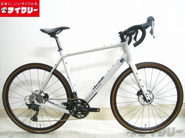製品情報カテゴリ完成車 ロードバイク ロードバイク メーカーチャプター2年式2024色グレー/ブルー状態ランクC(少々キズあり)送料サイズ大型サイズメーカーサイズ：L適応身長：180-190cm（目安）トップチューブ長（ホリゾンタル）：586mmシートチューブ長：560mmヘッドチューブ長：175mmクランク長：170mmステム長：50mmハンドル幅：420/470mm（C-C）パーツフレーム材質：カーボン 東レフォーク材質：カーボン 東レリム：DTスイス R470 622x20 チューブレスレディハブ：不明タイヤ：パナレーサー GRAVELKING SS 700x38cシフター：シマノ ST-RX820 GRX 2x12s 機械式フロントディレイラー：シマノ FD-RX820 GRXリアディレイラー：シマノ RD-RX820 GRXクランク：シマノ FC-RX820-2 170mm 48-31Tスプロケット：シマノ CS-HG710-12 11-36Tブレーキ：シマノ BR-RX820 GRX 油圧ディスクステム：FUNN NIXIE 50mm アルミハンドル：シマノプロ DISCOVER アルミシートポスト：ジップ SERVICE COURSE アルミサドル：フィジーク ALIANTE δ S.ALLOYレール状態コメント中古商品です。使用感、小傷がございます。チェーンステー、リアディレイラーに小傷がございます。チェーンリングに使用に伴う傷、汚れがございます。ペダルは付属しません。ブレーキ及び変速調整済みです。その他参考価格：￥650、000【CHAPTER2】フレーム：429、000コンポ：170、000ホイール30、000その他：21、000