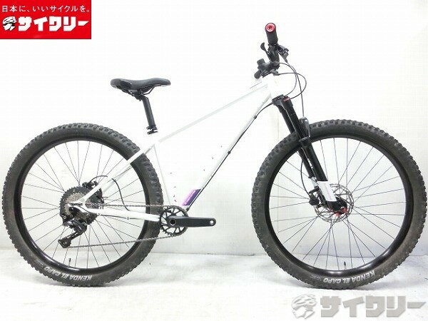 製品情報カテゴリ完成車 MTB クロスカントリー メーカークロスセクション年式2026色ホワイト状態ランクD(年式相応のキズあり)送料サイズ大型サイズメーカーサイズ：S適応身長目安：155-170トップチューブ長：564mm（ホリゾンタル換算）シートチューブ長：405mmヘッドチューブ長：100mmクランク長：165mmステム長：50mmハンドル幅：670mmパーツフレーム材質：CROSS SECTION ダブルバデッドクロモリ/BOOST/スライドエンド/UDHフロントサスペンション：CROSS SECTION ストローク120mm/エアスプリング/BOOSTホイール：アルミ ダブルウォールタイヤ：KENDAシフター：シマノ DEORE 11sフロントディレイラー：-リアディレイラー：シマノ DEORE XT 11sクランク：アルミ チェーンリング：フォルモサ ナローワイドスプロケット：シマノ DEORE XT 11sブレーキ：TEKTRO 油圧ディスクステム：アルミ ブラックハンドル：アルミ ブラックシートポスト：アルミ ブラックサドル：ゴリックス 状態コメント中古商品です。シートステーに若干の傷、塗装欠けがございます。塗装欠け部に若干の錆が見られます。ハンドルに細かな傷の集中があります。変速、ブレーキ調整済み。ペダル付属いたしません。発送時、前輪、シートポスト等外しての梱包となります。サイズに応じて後輪、ハンドル回りパーツ等外す場合がございます。予めご了承ください。その他参考価格：183、974円純正参考価格：149、600円カスタム分：34、374円