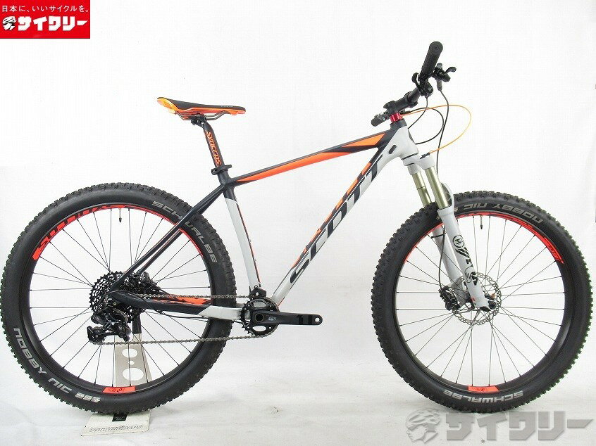 製品情報カテゴリ完成車 MTB クロスカントリー メーカースコット年式2016色グレー/ブラック/オンレジ状態ランクC(少々キズあり)送料サイズ大型サイズメーカーサイズ：L適応身長：170〜180cm前後トップチューブ長：627mmシートチューブ長：480mmヘッドチューブ長：115mmクランク長：175mmステム長：70mmハンドル幅：750mmパーツフレーム材質：Frame Alloy tubingフロントサスペンション：FOX 32 29 Float Performanceホイール：シンクロス　X40 PLUS　27.5+（584-40）タイヤ：シュワルベ　NOBBY NICメインコンポ：SRAM GX1 optimized 1x11 Boost Drive Train　30T（NW）ブレーキ：シマノ　BL-M4100/BR-MT410　油圧ディスク対応ステム：純正ハンドル：純正シートポスト：純正サドル：純正状態コメント中古商品でございます。使用に伴う小傷や擦れ、くすみがございますが、比較的良好な状態でございます。サスペンションのダイヤル操作による変化は確認済みでございます。チューブレス状態となっております。ブレーキ・変速動作は確認済みでございます。※ペダルは付属しませんので、別途ご用意くださいませ。※梱包の際には、7部組程度まで分解、ホイール別梱包になる場合がございますのでその他【参考価格】328、000円【SCOTT】