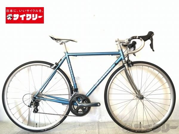 製品情報カテゴリ完成車 ロードバイク ロードバイク メーカーラレー年式2015色ヴィンテージブルー状態ランクD(年式相応のキズあり)送料サイズ大型サイズメーカーサイズ：52トップチューブ長：525mmシートチューブ長：520mmヘッドチューブ長：100mmクランク長：170mmステム長：90mmハンドル幅：400mmパーツフレーム材質：クロモリフォーク材質：クロモリホイール：アラヤ AR-713 HB/FH-RS400ハブ 622×15タイヤ：パナレーサー CLOSER PLUS 700x25cシフター：シマノ ST-4700 Tiagraフロントディレイラー：シマノ FD-4700 Tiagraリアディレイラー：シマノ RD-4700 Tiagraクランク：シマノ FC-4700 Tiagra 10s 50/34Tスプロケット：シマノ CS-HG500 10s 12-28Tブレーキ：シマノ BR-4700 Tiagraステム：ラレーハンドル：不明シートポスト：ラレーサドル：ベロ ラレーロゴ CR-MOレール状態コメント中古商品でございます。　使用に伴う傷、汚れ、使用感がございます。ヘッドチューブに小さな塗装の剥がれがございます。ステーにクランプ跡、塗装の剥がれがございます。フォークに傷がございます。シフターのレバーに削れがございます。サドルのレール、シートポストの固定ボルトに錆がございます。サドルに汚れ、ロゴの剥がれがございます。バーテープは巻かれておりません。※変速、ブレーキ調整済みでございます。※ペダルは付属致しません。画像に写っているもので全てになります。※発送梱包の際にはサイズの関係上、7分程度まで分解します。その他【参考価格】138、240円【RALEIGH】