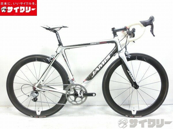 製品情報カテゴリ完成車 ロードバイク ロードバイク メーカージェイミス年式2010色ホワイト状態ランクC(少々キズあり)送料サイズ大型サイズトップチューブ長：570mm（ホリゾンタル換算）シートチューブ長：430mmヘッドチューブ長：160mmクランク長：170mmステム長：120mmハンドル幅：420mm（C-C）パーツフレーム材質：カーボンフォーク材質：カーボンホイール：ジャイアント SLR 0 AEROタイヤ：ハッチンソン ATOM 700x23cシフター：シマノ ST-6700 ULTEGRA 2x10sフロントディレイラー：シマノ FD-6700 ULTEGRAリアディレイラー：シマノ RD-6700 ULTEGRAクランク：スラム FORCEスプロケット：シマノ CS-6700 ULTEGRAブレーキ：シマノ BR-6700 ULTEGRAステム：リッチー WCS 4AXISハンドル：リッチー WCS LOGIC CURVEシートポスト：リッチー WCSサドル：プロロゴ NAGO EVO状態コメント中古商品でございます。BB付近にリタッチ痕、全体的に小傷、擦れがございます。バーテープに汚れがございます。ブレーキ、変速調整済みでございます。※ペダルは付属いたしません。※発送の際は一部部品の取り外しや、角度を変える等を行い梱包いたします。その他【参考価格】350、000円【JAMIS】