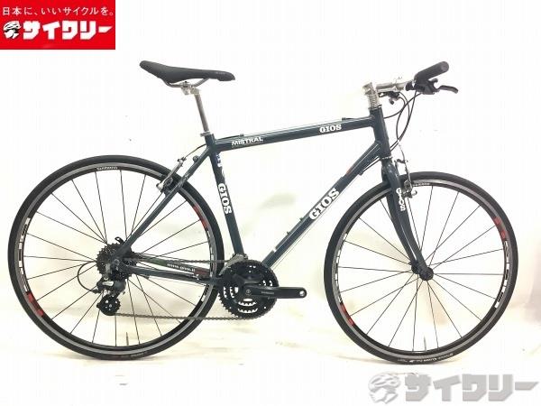 製品情報カテゴリ完成車 クロスバイク クロスバイク メーカージオス年式2018色グレー状態ランクD(年式相応のキズあり)送料サイズ大型サイズメーカーサイズ：トップチューブ長：560シートチューブ長：520ヘッドチューブ長：155クランク長：170ステム長：90ハンドル幅：560パーツフレーム材質：アルミフォーク材質：クロモリホイール：シマノR-500タイヤ：シフター：シマノST-EF500/3x8sフロントディレイラー：シマノFD0TY710リアディレイラー：シマノRD-M310クランク：シマノFC-TY701/48-38-28Tスプロケット：シマノHG/11-32Tブレーキ：シマノBR-T4000ステム：純正ハンドル：純正シートポスト：純正サドル：セラロイヤル状態コメント中古品でございます。フレームには小傷がございます。リアブレーキの固定ボルトが固着しております。走行に支障はございません。レバーのインジケータは日焼けによる劣化、変色がございます。スプロケット、変速機などの金属パーツにはサビがございます。チェーン、ワイヤー類は交換、調整済み。※ペダルは付属しません。※配送の場合、ハンドル、サドル、前輪を外して梱包いたします。その他【GIOS】