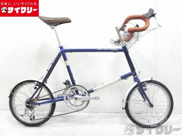 製品情報カテゴリ完成車 小径車（ミニベロ） 折り畳機構なし メーカービーオール年式2016色ネイビー状態ランクD(年式相応のキズあり)送料サイズ大型サイズメーカーサイズ：460身長目安：160-180パーツフレーム材質：4130 CR-MO DBフォーク材質：4130 CR-MOホイール： ALEX ZC1000 16インチシフター：シマノ SL-RS77 2×9sフロントディレイラー：シマノ SORA FD-3500リアディレイラー：マイクロシフト 9sクランク：FSA CK633ブレーキ：テクトロ Oryxサドル：BE-ALL CITY SPORTSシートポスト：ALLOY 27.2mm ハンドル：ALLOYステム：STEEL QUILL STEM状態コメント中古商品でございます。全体的に使用感があり傷、擦れ、焼け、サビがございます。ブレーキ、変速調整済みでございます。※ペダルは付属いたしません。※発送の際は一部部品の取り外しや、角度を変える等を行い梱包いたします。その他【参考価格】86、724円【BE ALL】【BONNET NOIR】