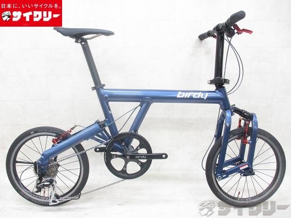 製品情報カテゴリ完成車 小径車（ミニベロ） 折り畳み メーカーr＆m年式2022-23色フォギーブルーメタリック状態ランクC(少々キズあり)送料サイズ大型サイズメーカーサイズ：18インチ適応身長：145-185cmパーツフレーム材質：アルミフォーク材質：アルミサスペンション：アーバンデザイン　バーディー用前後サスペンションセットホイール：アレックスリムズ DA16 18インチタイヤ：シュワルベ KOJAK 18x1.25シフター：シマノ SL-M315 8sフロントディレイラー：-リアディレイラー：シマノ Acera 8sクランク：birdy 170mm 52Tスプロケット：シマノ 8sブレーキ本体：RIDEA CSV2 V-BRAKE CNCブレーキレバー：RIDEA リデア XFH V-Type Lever CNC/ステム：純正 RIDEAステムキャップハンドル：KCNCシートポスト：サドル：状態コメント使用に伴う小傷等ございますが、使用感は少なく状態良好な一台です。●前後サスペンション、ブレーキ周りがカスタムアップされております。※ペダルは付属しません。※変速、ブレーキ調整済みです。その他【参考価格】198、000円ブレーキレバー：23、250円ブレーキキャリパー：24、000円サスペンションセット：29、150円ライズアンドミューラー