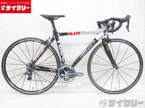製品情報カテゴリ完成車 ロードバイク ロードバイク メーカーBMC年式2006年頃色ブラック/シルバー状態ランクC(少々キズあり)送料サイズ大型サイズメーカーサイズ：49トップチューブ長：525mm（ホリゾンタル換算）シートチューブ長：500mm（BB-シートクランプ上部）ヘッドチューブ長：115mmクランク長：172.5mmステム長：90mmハンドル幅：400mmパーツフレーム材質：アルミ/カーボンバックフォーク材質：イーストン EC70ホイール：マビック R-SYS PREMIUM 622x15cタイヤ：シュワルベ IRONMAN 700x22cシフター：シマノ ST-5800 105 2x11sフロントディレイラー：シマノ FD-5700 105リアディレイラー：シマノ RD-9000 DURA-ACEクランク：シマノ FC-9000 DURA-ACE 172.5mm 50-34Tスプロケット：シマノ CS-9000 DURA-ACE 11s 11-28Tブレーキ：FSA ENERGYステム：ビアンキ reparto corseハンドル：TOSEEK CARBON シートポスト：カーボンサドル：フィジーク ANTARES VS BRAIDEDレール状態コメントシフターに擦り傷がございます。シートチューブに小傷がございます。ダウンチューブ、シートチューブにタッチアップ跡がございます。左リアステーに小さな塗装欠けがございます。全体的に年式のわりに使用感少なめです。※ペダルは付属しません。※変速、ブレーキ調整済みです。※ブレーキ右リア、左フロント仕様です。※クランクにつきまして、シマノ無償点検対象のクランクですが、シマノ認定ショップでの点検は行っておりません。当店にて清掃、確認したところでは異常は確認されませんでした。その他【参考価格】総額50万程170、000円（フレームセット）147、000円（フレームセット）150、000円程（コンポーネント）40、000円程（その他）ビーエムシー