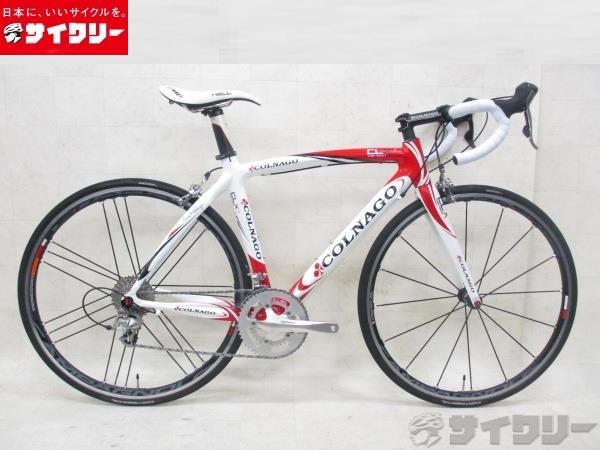 製品情報カテゴリ完成車 ロードバイク ロードバイク メーカーコルナゴ年式2010色ホワイト/レッド状態ランクC(少々キズあり)送料サイズ大型サイズメーカーサイズ：48sトップチューブ長：530シートチューブ長：500（実測）ヘッドチューブ長：130（実測）クランク長：170ステム長：120ハンドル幅：400パーツフレーム材質：カーボンフォーク材質：カーボンホイール：カンパニョーロ SHAMAL ULTRAタイヤ：コンチネンタル/700x25cシフター：シマノST-5600・5601/2x10sフロントディレイラー：シマノFD-5600リアディレイラー：シマノRD-5600クランク：シマノFC-R600スプロケット：シマノCS-HG500-10/11-32Tブレーキ：シマノBR-5600ステム：コルナゴハンドル：FSAシートポスト：純正サドル：セラSMP HELL状態コメント中古品でございます。ヘッドチューブにはケーブルスレ痕、チェーンステー内側にタイヤスレによる塗装の剥がれ、チェーンステー裏にも飛び石等による塗装剥がれ、全体的に使用感が強い状態でございます。チェーンは1コマ程短いです。傷みをこざいますので交換を推奨いたします。タイヤ、チューブはス早期交換を推奨いたします。ワイヤー類、バーテープ交換済み。変速機調整済み。※ペダルは付属しません。※配送の場合、】ハンドル、サドル、前輪を外して梱包いたします。その他【参考価格】283、500円（フレームセット）ホイールセット：￥185、900