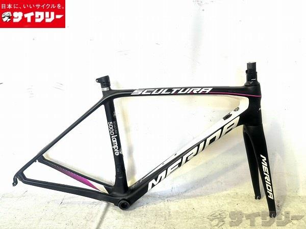 製品情報カテゴリフレーム ロードバイク メーカーメリダ年式2017色状態ランクD(年式相応のキズあり)送料サイズ中型サイズメーカーサイズ：Sトップチューブ長：約530mm(実測）シートチューブ長：約503mm（シートチューブ上部-BB中心実測）ヘッドチューブ長：約140mm(実測）対応ホイールサイズ：700Cエンド幅：100/130mmシェル幅：BB86コラム径：28.6mmコラム余り：約61mm(実測）ポスト径：27.2mmFD径：直付けパーツフレーム材質：カーボンフォーク材質：カーボン付属BB：シマノ SM-BB71-41状態コメント中古商品でございます。使用感、傷、汚れがございます。全体的に削れ、スレ傷、黒ずみ、塗装傷がみられます。ステー・BB付近に塗装傷、チェーン落ち傷が目立ちます。フレームのデカールにひび割れ箇所がみられます。シートクランプ取付傷が目立ちます。ステー部分のプロテクターシールが劣化で溶けておりはがれ、べたつきがございます。BB、ヘッドパーツはおまけ程度にお考えください。フレームボルトが欠品しております。写真掲載品で全てになります。その他【参考価格】239、000円【MERIDA】