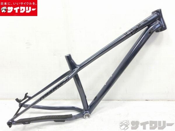 製品情報カテゴリフレーム クロスカントリー メーカーコメンサル年式2018色状態ランクD(年式相応のキズあり)送料サイズ中型サイズメーカーサイズ：S適応身長目安：153-168トップチューブ長：579mm（ホリゾンタル換算シートチューブ長：400mm（BBセンターからクランプトップまでヘッドチューブ長：105mm対応ホイールサイズ：650bエンド幅：148mmアクスル径：12mmシェル幅：68mmコラム径：OS/1.5テーパー ZS/44/ZS56ポスト径：31.6mmパーツフレーム材質：6061トリプルバテッドアルミ状態コメント中古商品です。すれ、小傷、使用感がございます。ヘッドチューブ、エンド部等塗装欠けがございます。シートクランプ取付跡がございます。グロメットに劣化が見られます。ステーのグロメットが片方欠品しております。その他参考価格：89、800円（フレーム）COMMENCAL