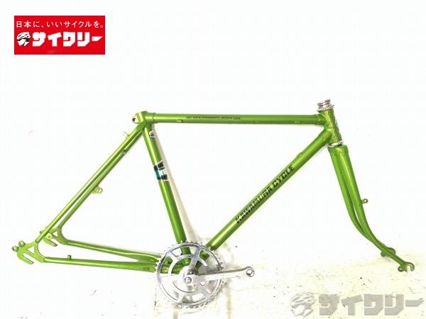 製品情報カテゴリフレーム その他 メーカーカワムラサイクル年式およそ1970年頃色グリーン状態ランクD(年式相応のキズあり)送料サイズ中型サイズメーカーサイズ：記載なしトップチューブ長：485mm(C-C実測)シートチューブ長：440mm(シートクランプ上部からBB中心実測)ヘッドチューブ長：85mm対応ホイールサイズ：24インチエンド幅：約93/120mm(実測)シェル幅：68mm/JIS(コッタ—ドクランク 歯数44T クランク長 およそ152mm(実測))コラム径：22.2mm(スレッドステム対応)ポスト径：およそ25.4mmパーツフレーム材質：クロモリフォーク材質：クロモリ状態コメント中古商品でございます。使用に伴う傷、汚れ、強い使用感がございます。フレーム各所、フォークに削れ、塗装の剥げ、錆がございます。クランクに錆、腐食がございます。ヘッドの回転にゴリ感がございます。ヘッドパーツに1部中間スペーサーが欠品しております。シートクランプ固定ボルトも欠品しております。コッタ—ドクランクは装着しての販売とさせて頂いております。脱着の確認も出来ておりませんため、改めご了承下さいませ。画像に写っているものですべてになります。その他【参考価格】不明
