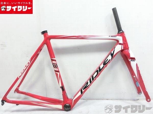 製品情報カテゴリフレーム シクロクロス メーカーリドレー年式2016色レッド・ホワイト状態ランクB(ほぼ無傷)送料サイズ中型サイズメーカーサイズ：52トップチューブ長：540mm（C-C)シートチューブ長：560mm（BBセンターからクランプトップまでヘッドチューブ長：120mm対応ホイールサイズ：700Cエンド幅：100-135mmフロントアクスル径：15mmシェル幅：68mm（PF30コラム径：OS（未カット）ポスト径：27.2mmブレーキ規格：ディスクブレーキ（ポストマウント70mm）パーツフレーム材質：カーボンフォーク材質：カーボン状態コメント未使用品です。保管状態により、若干の擦れ等ございます。ダウンチューブの白部分に若干の変色がございます。ヘッドチューブのアウター受けスモールパーツ欠品。その他参考価格：242、000円（フレーム）RIDLEY