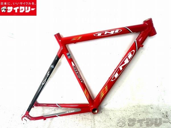 製品情報カテゴリフレーム ロードバイク メーカーTNI年式不明色状態ランクC(少々キズあり)送料サイズ中型サイズメーカーサイズ：記載なしトップチューブ長：約520mm(実測）シートチューブ長：約515mm（シートチューブ上部-BB中心実測）ヘッドチューブ長：約95mm(実測）対応ホイールサイズ：700Cエンド幅：130mmシェル幅：68mmポスト径：27.2mmFD径：31.8mmパーツフレーム材質：COLUMBUS 7005 ALLOY ALTEC2/カーボンバック H.M Carbon Fiber状態コメント中古商品でございます。小傷がみられますが全体的に比較的使用感は薄いです。ヘッドパーツ・シートクランプ・フレームボルト・フォークは付属いたしません。写真掲載品で全てになります。その他【参考価格】不明【TNI】