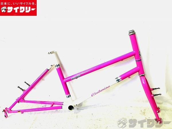 製品情報カテゴリフレーム 小径車 メーカーセンチュリオン年式2013色ピンク/ホワイト状態ランクD(年式相応のキズあり)送料サイズ中型サイズメーカーサイズ：380mmメーカー適応身長：140-170cmトップチューブ長：約500mm(実測）シートチューブ長：約382mm（シートクランプ上部-BB中心実測）ヘッドチューブ長：約250mm(実測）対応ホイールサイズ：20インチエンド幅：約100/135mmシェル幅：68mmコラム内径：22.2mmポスト径：26.8mmFD径：28.6mmパーツフレーム材質：クロモリフォーク材質：クロモリ状態コメント中古商品でございます。使用感、傷、汚れがございます。フレーム・フォークにスレ傷、塗装傷がみられます。エンドに削れ、ステーに取付傷・取付跡、ステー内側に小さな凹み箇所がございます。ロゴ部分にひび割れが見受けられます。ヘッド付近の溶接箇所に小さな穴あきがみられます。ヘッドパーツ・ボルト類等に錆箇所がございます。ヘッドにゴリ感がみられます。写真掲載品で全てになります。その他【参考価格】48、300円【CENTURION】