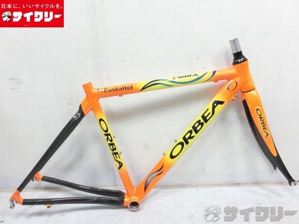 製品情報カテゴリフレーム ロードバイク メーカーオルベア年式2005色状態ランクD(年式相応のキズあり)送料サイズ中型サイズトップチューブ長：515mm（C-C)シートチューブ長：465mm（BBセンターからクランプトップまで）ヘッドチューブ長：95mm対応ホイールサイズ：700Cエンド幅：100-130mmシェル幅：68mm（JIS）コラム径：OSコラム余り：60mmポスト径：27.2mmパーツフレーム材質：アルミカーボンバックフォーク材質：カーボン状態コメント中古商品です。全体にすれ、傷が散見され使用感の強い状態です。カーボン部の気泡浮き、クリア禿が見られます。その他ORBEA