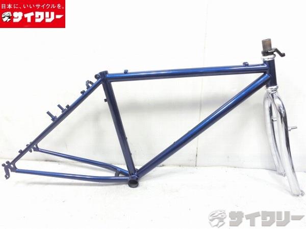 製品情報カテゴリフレーム コンフォート メーカー不明年式不明色ネイビー状態ランクC(少々キズあり)送料サイズ中型サイズトップチューブ長：510mmシートチューブ長：410mmヘッドチューブ長：82mm対応ホイールサイズ：26インチ（559）エンド幅：100-135mmシェル幅：68mmコラム径：25.4mmポスト径：26.6mmパーツフレーム材質：クロモリフォーク材質：クロモリ状態コメント中古商品です。すれ、小傷がございます。全体にリペイントが施されております。塗りムラ、気泡等全体に散見されます。一部塗装欠け、下地錆が見られます。フォークについて、本来はスレッド用フォークですが、スターファングルナット圧入されており、アヘッドとして使用されております。その他