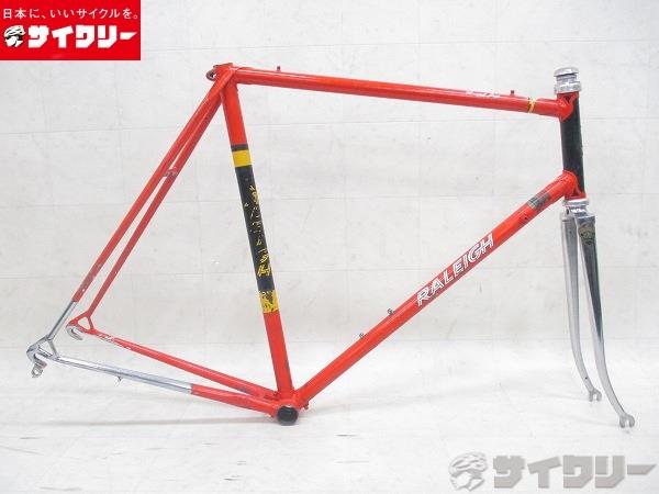 製品情報カテゴリフレーム ロードバイク メーカーラレー年式1980年代色オレンジ状態ランクE(目立つキズあり)送料サイズ中型サイズトップチューブ長：560mmシートチューブ長：600mmヘッドチューブ長：175mm対応ホイールサイズ：700cエンド幅：130mmシェル幅：68mm/JISコラム径：1インチポスト径：27.2mmパーツフレーム材質：クロモリフォーク材質：クロモリヘッドパーツ：ストロングライト状態コメント全体的に傷、ダメージ、錆び、強い使用感がございます。タッチアップ跡が複数個所ございます。ダウンチューブエビナットが空転しております。シートピン、ナット欠品です。その他【参考価格】当時20万ほどRALEIGH