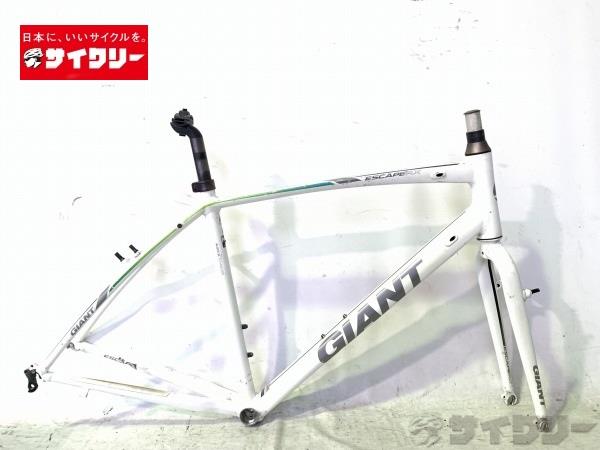 製品情報カテゴリフレーム クロスバイク メーカージャイアント年式2018色ホワイト状態ランクD(年式相応のキズあり)送料サイズ中型サイズメーカーサイズ：M適応身長：170-185cmトップチューブ長：575mm(ホリゾンタル換算C-C)シートチューブ長：500mm(シートクランプ上部からBB中心実測)ヘッドチューブ長：170mm対応ホイールサイズ：700cエンド幅：100/130mmシェル幅：68mm/JISコラム径：28.6mmコラム余り：57mm(コラムスペーサー除いて計測)ポスト径：専用(D-FUSE)パーツフレーム材質：アルミフォーク材質：アルミ状態コメント中古商品でございます。使用に伴う傷、汚れ、強い使用感がございます。フレーム各所に塗装の剥げ、削れ、頑固な汚れが目立ちます。フォークにも削れ、塗装の剥がれがございます。ダウンチューブに凹みがございます。シートチューブにFDバンド取付による傷がございます。ステーにキックスタンド取付による削れがございます。シートポスト、ディレイラーハンガー、コラムスペーサーに日焼けによる変色がございます。画像に写っているものですべてになります。その他【参考価格】70、200円｛完成車標準状態｝【GIANT】