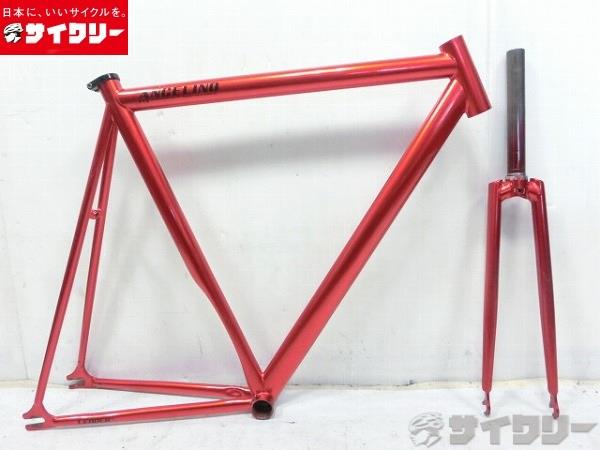 製品情報カテゴリフレーム ピスト・シングルスピード メーカーリーダーバイク年式2023色カラメルレッド状態ランクD(年式相応のキズあり)送料サイズ中型サイズメーカーサイズ：MD適応身長：174〜187cmトップチューブ長：540mm（ホリゾンタル換算）シートチューブ長：610mm（BBセンターからクランプトップまで）ヘッドチューブ長：120mmエンド幅：100-120mmボトムブラケット：JIS（68mm）コラム径：OS（28.6mm）コラム長：208mm程ポスト径：31.6mmパーツフレーム：クロモリフォーク：クロモリ状態コメント中古商品です。全体にすれ、小傷、使用感がございます。フォーク前、後ろ共にに目立つ塗装禿がございます。トップチューブに米粒大の塗装欠けがございます。チェーンステー内側に塗装欠けがございます。ヘッドパーツ付属いたしません。その他参考価格：107、800円（フレームセット）LEADERBIKE