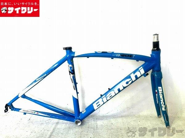 製品情報カテゴリフレーム ロードバイク メーカービアンキ年式2011色ブルー状態ランクD(年式相応のキズあり)送料サイズ中型サイズメーカーサイズ：50cm適応身長（目安）：165-170cmトップチューブ長：約525mm(実測）シートチューブ長：約470mm(実測）ヘッドチューブ長：約120mm(実測）対応ホイールサイズ：700Cエンド幅：100/130mmシェル幅：68mmコラム径：28.6mmコラム余り：約70mm(実測）ポスト径：31.6mmFD径：34.9mmパーツフレーム材質：アルミフォーク材質：カーボン状態コメント中古商品でございます。使用に伴う傷、汚れ、使用感がございます。フォーク・フレームにスレ傷、落ちない汚れ箇所がみられます。トップチューブに塗装傷がみられます。シートチューブにフロントディレイラー締め付け傷、ステーに塗装傷・取付傷がございます。写真掲載品で全てになります。その他【参考価格】105、000円(完成車状態)【Bianchi】