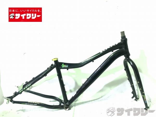 製品情報カテゴリフレーム その他 メーカーKHS年式2014色ブラック状態ランクD(年式相応のキズあり)送料サイズ中型サイズトップチューブ長：約590mm(実測）シートチューブ長：約441mm（シートクランプ上部-BB中心実測）ヘッドチューブ長：約135mm(実測）対応ホイールサイズ：26インチエンド幅：135/170mmシェル幅：100mmポスト径：31.6mmFD径：34.9mmパーツフレーム材質：アルミフォーク材質：クロモリ状態コメント中古商品でございます。使用に伴う傷、汚れ、使用感がございます。全体的に傷、塗装の剥げがございます。ステーに削れがございます。ボルト各所に錆がございます。画像に写っているもので全てになります。その他参考価格￥150、000(完成車状態)【KHS】