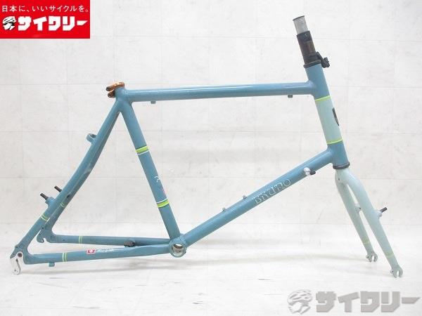 製品情報カテゴリフレーム 小径車 メーカーブルーノ年式2014色Cludy blue状態ランクD(年式相応のキズあり)送料サイズ中型サイズ450サイズ身長：150〜175cmパーツフレーム：アルミフォーク：アルミ状態コメント前ライ的にスレ、使用感が強いです。シートクランプ、ヘッドパーツに日焼け変色が生じております。その他【参考価格】58、800円BRUNO