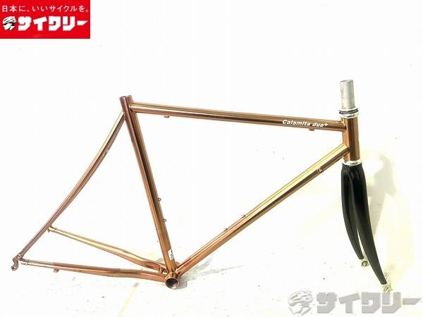 製品情報カテゴリフレーム ロードバイク メーカーカラミータ年式2011年頃色ブロンズ状態ランクD(年式相応のキズあり)送料サイズ中型サイズメーカーサイズ：52トップチューブ長：約530mm(実測）シートチューブ長：約520mm(シートチューブ上部-BB中心実測）ヘッドチューブ長：約107mm(実測）対応ホイールサイズ：700Cエンド幅：100/130mmシェル幅：68mmコラム径：28.6mmコラム長：約203mm(実測）ポスト径：27.2mmFD径：28.6mmパーツフレーム材質：ダブルバテッドクロモリフォーク材質：カーボンコラム：アルミ状態コメント中古商品でございます。使用感、傷、汚れがございます。フレームにスレ傷、削れ、塗装傷箇所がみられます。ステーに削れが目立ちます。シートチューブに取付傷がございます。ヘッド・トップチューブに塗装傷、ステーに錆箇所がございます。シークランプは付属いたしません。ヘッドパーツはおまけ程度にお考えください。写真掲載品で全てになります。その他【参考価格】113、000円（ノーマル仕様完成車）【Calamita】