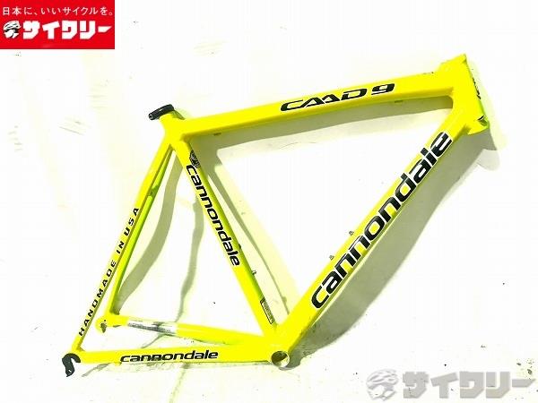 製品情報カテゴリフレーム ロードバイク メーカーキャノンデール年式2007色状態ランクD(年式相応のキズあり)送料サイズ中型サイズメーカーサイズ：54cmトップチューブ長：約545mm（実測）シートチューブ長：約550mm（シートクランプ上部-BB中心実測）ヘッドチューブ長：約140mm（実測）対応ホイールサイズ：700Cエンド幅：130mmシェル幅：68mmポスト径：27.2mmFD径：34.9mmパーツフレーム材質：アルミ状態コメント中古商品でございます。使用に伴う傷、汚れ、使用感がございます。フレームにスレ傷、黒ずみ、落ちない汚れがございます。シートチューブ・ステーに削れがございます。シートチューブにフロントディレイラー締め付け傷がみられます。ケーブルガイド、ヘッドパーツが欠品しております。シートチューブのフレームボルト受けのワッシャーが1箇所破損しておりボルト取り付けができません。フォークは付属いたしません。画像に写っているもので全てになります。その他【参考価格】218、000円(完成車標準)【CANNONDALE】
