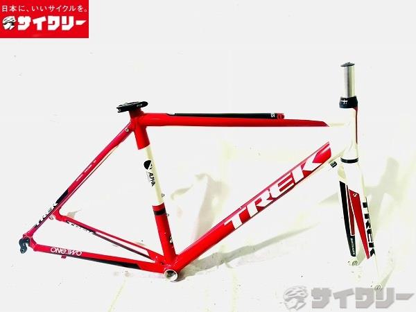 製品情報カテゴリフレーム ロードバイク メーカートレック年式2012色ホワイト/レッド状態ランクD(年式相応のキズあり)送料サイズ中型サイズメーカーサイズ：記載なしトップチューブ長：535mm(ホリゾンタル換算C-C実測)シートチューブ長：510mm(シートクランプ上部からBB中心実測)ヘッドチューブ長：130mm対応ホイールサイズ：700cエンド幅：100/130mmシェル幅：68mm/JISコラム径：28.6mmコラム余り：70mmポスト径：27.2mmパーツフレーム材質：アルミフォーク材質：カーボン/アルミコラム状態コメント中古商品でございます。使用に伴う傷、汚れ、使用感がございます。フレーム各所、フォークに傷、塗装の剥がれがございます。シートチューブにFD取付によるクランプ傷がございます。シートクランプのボルトに錆がございます。フレームボルト(ボトルケージ等取付るボルト)が欠品しております。画像に写っているもので全てになります。その他【参考価格】99、000円(完成車状態)