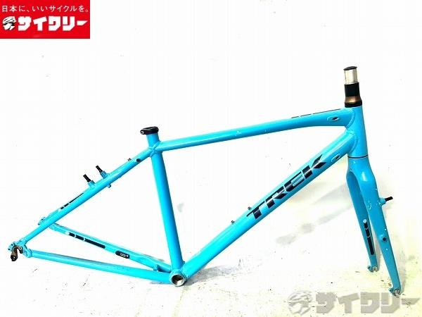 製品情報カテゴリフレーム クロスバイク メーカートレック年式2017色California Sky Blue状態ランクD(年式相応のキズあり)送料サイズ中型サイズメーカーサイズ：17.5インチトップチューブ長：548mm(ホリゾンタル換算C-C)シートチューブ長：444mmヘッドチューブ長：130mm対応ホイールサイズ：700Cエンド幅：100/135mmシェル幅：68mm/JISポスト径：27.2mmFD径：34.9mmパーツフレーム材質：アルミフォーク材質：カーボン状態コメント中古商品でございます。使用感、傷、汚れがございます。トップチューブ、BB付近に塗装の剥がれ、削れがございます。シートチューブにFD取付跡、傷がございます。フォークに塗装の剥がれが目立ちます。コーンスペーサー、ディレイラーハンガーに日焼けによる変色がございます。※専用キックスタンドを取り付けていたネジが折れており、折れたねじが中に残っております。写真掲載品で全てになります。その他【参考価格】79、000円【TREK】
