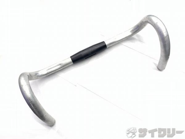 製品情報カテゴリハンドル関連 ハンドル ドロップ メーカー日東年式-色状態ランクD(年式相応のキズあり)送料サイズ小型サイズハンドル幅：31.8mmクランプ径：380mm（エンドC-C実測）パーツ色：シルバー/ブラック状態コメント中古商品でございます。使用感、傷、汚れがございます。スレ傷、削れがみられます。バーテープの取付跡がございます。写真掲載品で全てになります。その他【NITTO】