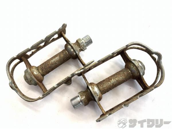 製品情報カテゴリペダル関連 ペダル フラットペダル メーカー極東年式-色状態ランクE(目立つキズあり)送料サイズ小型サイズパーツ状態コメント中古商品でございます。使用に伴う傷、汚れ、強い使用感がございます。強く錆びついております。軸の回転にザラザラ感はありますが、比較的にスムーズです。左軸側に少々がたつきがございます。画像に写っているもので全てになります。その他