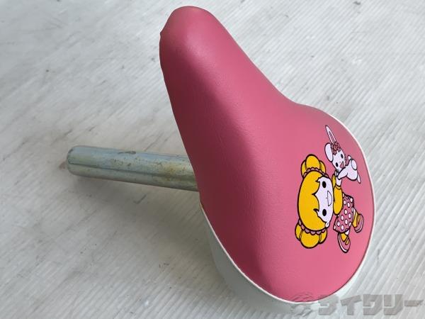 製品情報カテゴリサドル関連 サドル メーカー不明年式-色状態ランクD(年式相応のキズあり)送料サイズ小型サイズパーツポスト径：約25.4mm（実測）ポスト長：約185mm（実測）状態コメント中古商品でございます。長期保管に伴う、傷、汚れ、錆等ございます。一部破れ、色褪せがございます。写真掲載品ですべてです。その他