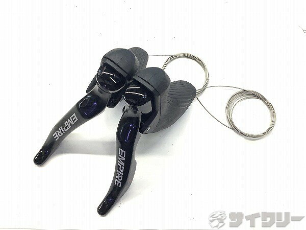 製品情報カテゴリドライブトレイン シフター デュアルコントロールレバー メーカーセンサー年式-色状態ランクC(少々キズあり)送料サイズ小型サイズクランプ径：24mmパーツ対応段数：2×11s変速方式：ワイヤー対応ブレーキ規格：サイドプル状態コメント中古商品でございます。使用感、傷、汚れがございます。経年劣化等不明となりますので予めご了承ください。ワイヤーはおまけ程度にお考えください。写真掲載品で全てになります。その他