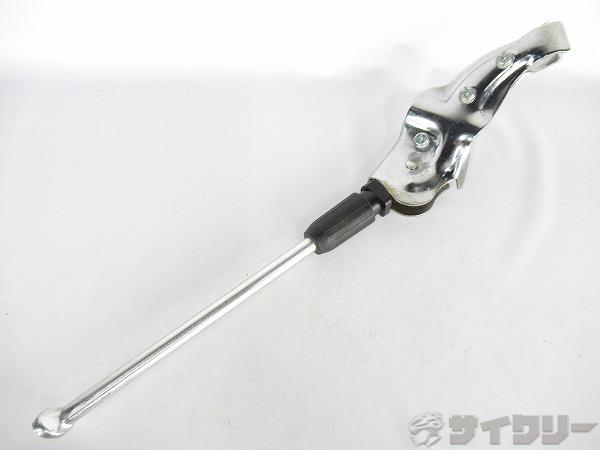 製品情報カテゴリ用品類 スタンド キック・センタースタンド メーカー不明年式-色状態ランクC(少々キズあり)送料サイズ小型サイズ対応ホイールサイズ：26インチ/700C対応パーツ取付方法：ステーに装着するタイプ※フレーム形状によっては装着出来ませんので、ご注意くださいませ。※ディスクブレーキには対応出来ない場合がございます。色：シルバー状態コメント中古商品でございます。使用に伴う傷や擦れ、一部腐食がございます。画像に写っているもので全てでございます。その他