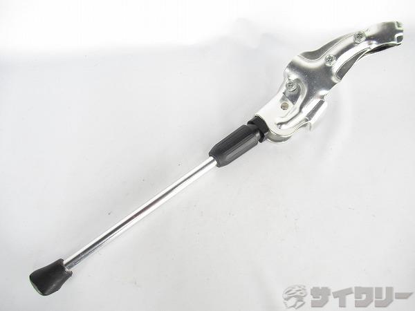 製品情報カテゴリ用品類 スタンド キック・センタースタンド メーカー不明年式-色状態ランクC(少々キズあり)送料サイズ小型サイズ対応ホイールサイズ：26インチ/700C対応パーツ取付方法：ステーに装着するタイプ※フレーム形状によっては装着出来ませんので、ご注意くださいませ。※ディスクブレーキには対応出来ない場合がございます。色：シルバー状態コメント中古商品でございます。使用に伴う傷や擦れ、一部腐食がございます。画像に写っているもので全てでございます。その他