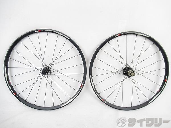 製品情報カテゴリホイール関連 ホイール（DISC用） 26インチ クリンチャーメーカーイーストン年式-色状態ランクC(少々キズあり)送料サイズ中型サイズ対応タイヤサイズ：26インチリムサイズ：559-17オーバーロックナット寸法：100/135mmホール数：24hアクスル径：F/9mmQR、R/10mmQRパーツリム：イーストンハブ：F/イーストン、R/TNIリム規格：クリンチャーバルブ規格：仏式フリー規格：シマノフリー（11s）ローター固定規格：6穴対応状態コメント中古商品でございます。使用に伴う傷や擦れがございます。リアハブが交換されております。回転にゴリ感は感じられませんが、リアは重めでございます。クイックリリースはございません。画像に写っているもので全てでございます。その他【参考価格】496.3ドル（ノーマル状態）【EASTON】