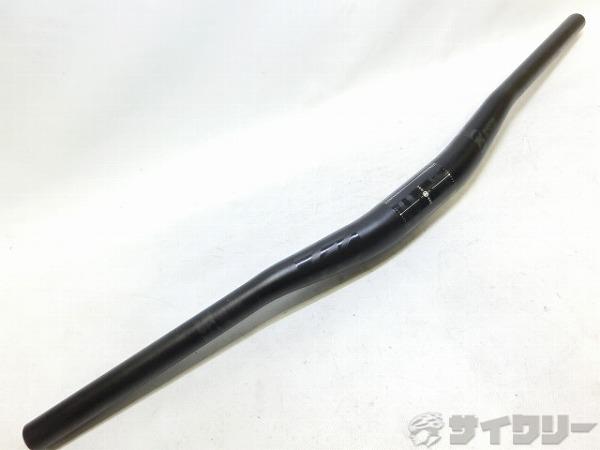 製品情報カテゴリハンドル関連 ハンドル フラット/ライザーバー メーカーコナ年式-色状態ランクC(少々キズあり)送料サイズ小型サイズハンドル幅：660mmクランプ径：35.0mmパーツ色：ブラック状態コメント中古商品です。すれ、傷、クランプ跡がございます。端部カット済み。その他KONA