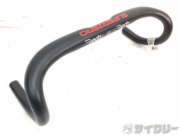 製品情報カテゴリハンドル関連 ハンドル ドロップ メーカーデダ年式-色状態ランクA(未使用品)送料サイズ小型サイズハンドル幅：440mm（外-外）クランプ径：31.7mmパーツ色：レッド状態コメント未使用品です。保管状態により、若干の擦れなどございます。その他参考価格：18、000円DEDA