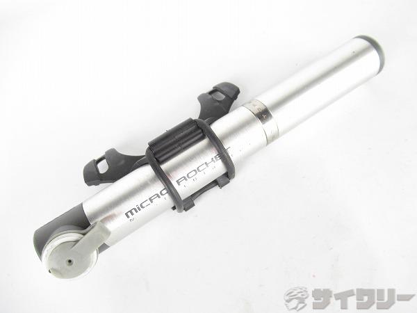 製品情報カテゴリ用品類 空気入れ、ポンプ 携帯ポンプ メーカートピーク年式-色状態ランクC(少々キズあり)送料サイズ小型サイズ最大160psiまで充填可能1ストロークの空気量 : 20ccパーツバルブ規格：仏エアゲージ有無：無色：シルバー状態コメント中古商品でございます。使用に伴う傷や擦れがございます。画像に写っているもので全てでございます。その他【参考価格】3、960円【TOPEAK】