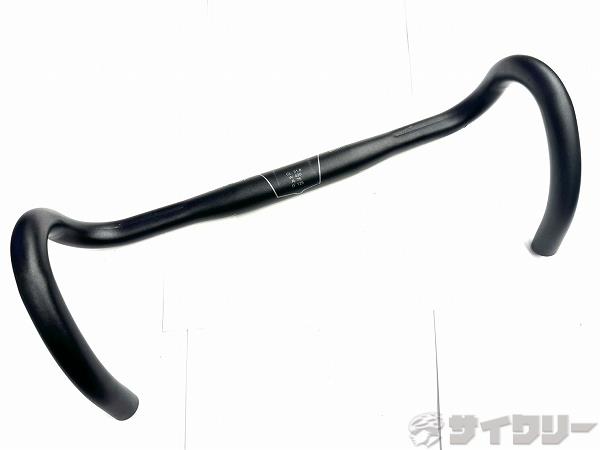 製品情報カテゴリハンドル関連 ハンドル ドロップ メーカージャイアント年式-色状態ランクC(少々キズあり)送料サイズ小型サイズハンドル幅：31.8mmクランプ径：約420mm（エンドC-C実測）CL：31.8W：420R：75D：125パーツ色：ブラック状態コメント中古商品でございます。使用に伴う傷、汚れ、使用感がございます。削れ箇所がございます。画像に写っているもので全てになります。その他