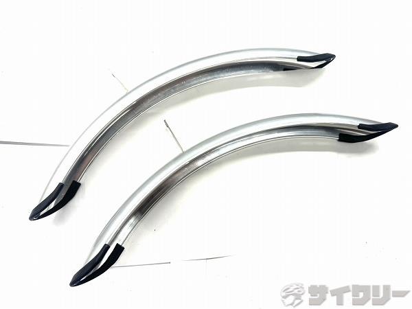 製品情報カテゴリ用品類 ドロヨケ/フェンダー メーカー不明年式-色状態ランクC(少々キズあり)送料サイズ小型サイズ全長：約415mm(実測）幅：約45/50mm(実測）パーツ色：シルバー状態コメント中古商品でございます。使用感、傷、汚れがございます。取付ボルト・金具等は付属いたしません。経年劣化等不明となりますので予めご了承ください。写真掲載品で全てになります。その他